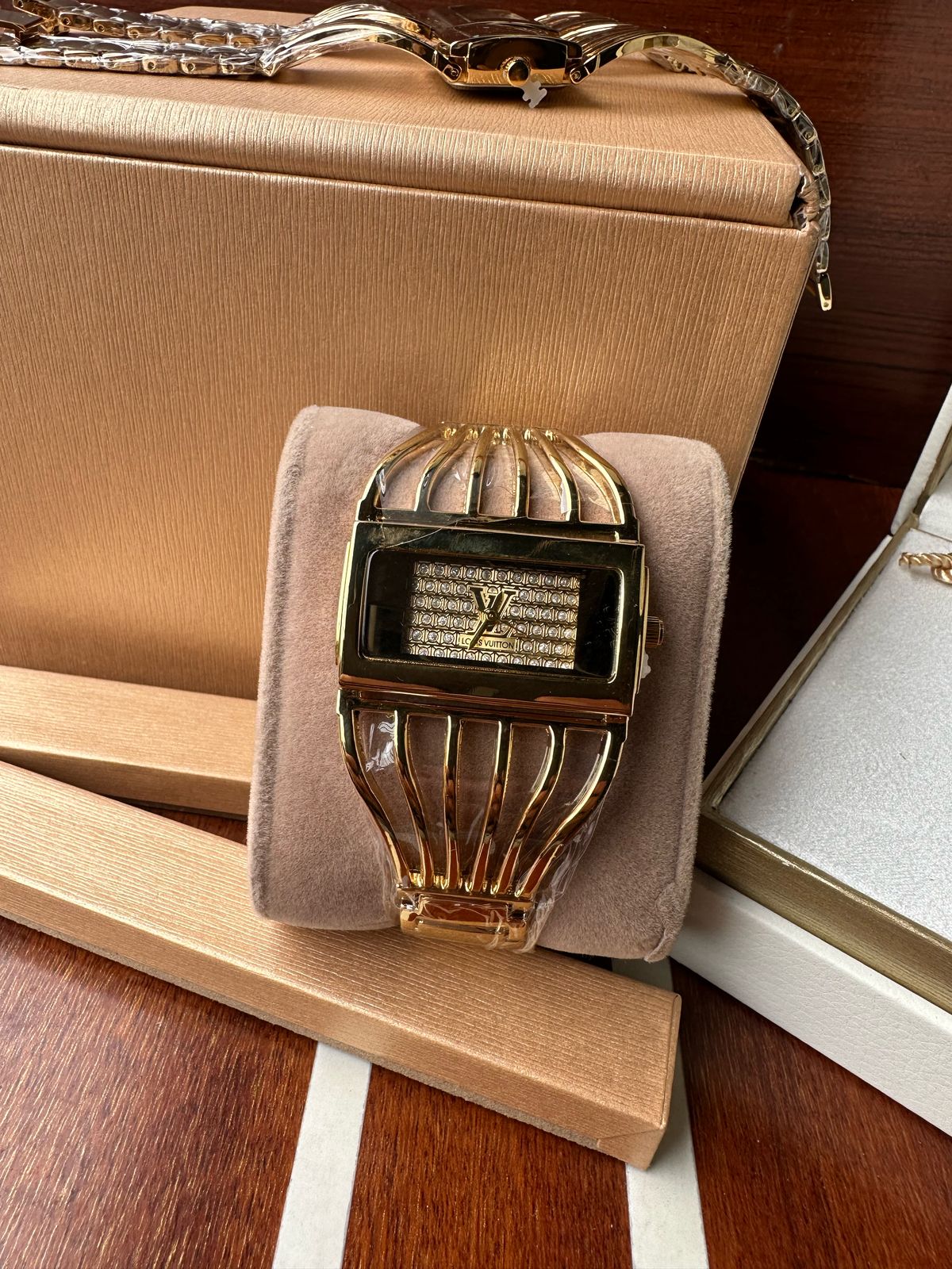 Luxurious Designer Women Trendy Watch - šššš šššš ( ššššššš šš
š
šš)