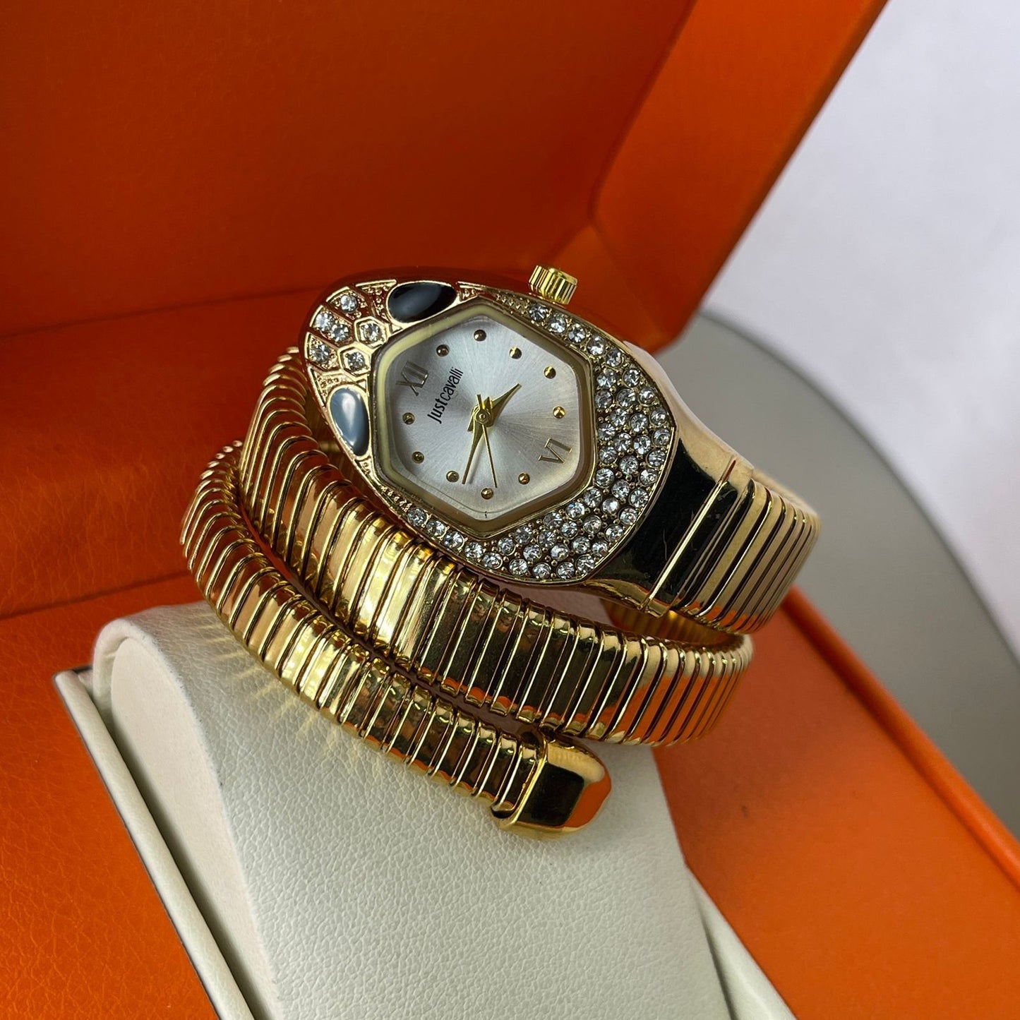 Luxurious Designer Women Watch - 𝐌𝐄𝐆𝐀 𝐒𝐀𝐋𝐄 ( 𝐋𝐈𝐌𝐈𝐓𝐄𝐃 𝐎𝐅𝐅𝐄𝐑)