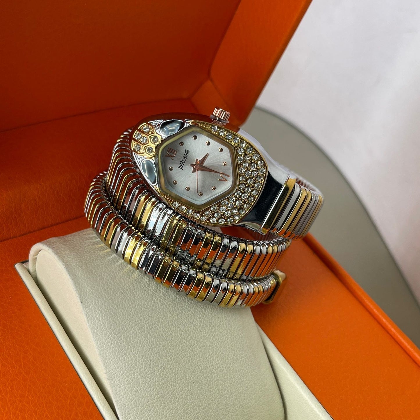 Luxurious Designer Women Watch - 𝐌𝐄𝐆𝐀 𝐒𝐀𝐋𝐄 ( 𝐋𝐈𝐌𝐈𝐓𝐄𝐃 𝐎𝐅𝐅𝐄𝐑)