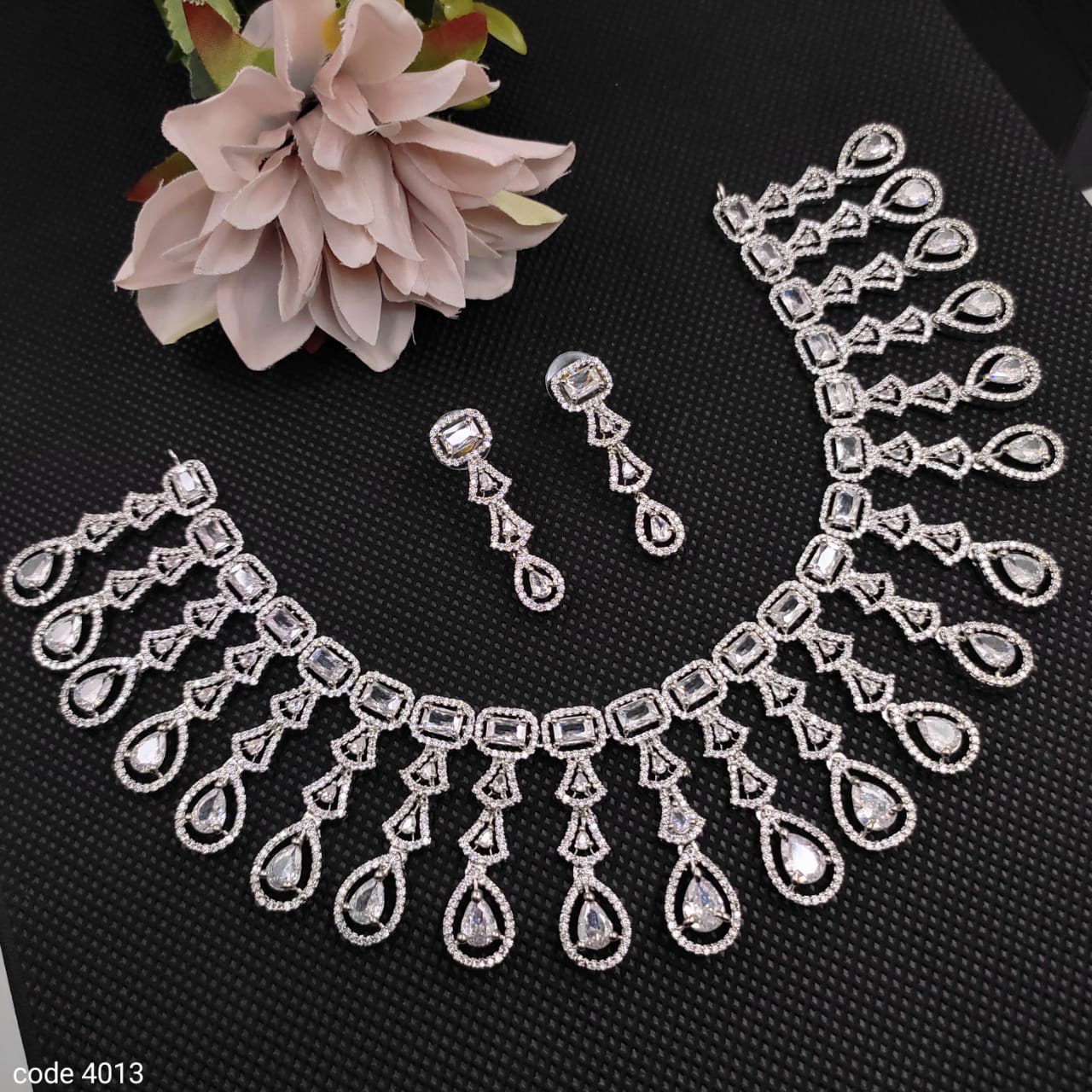 Veshakart Premium Handcrafted American Diamond Necklace Set