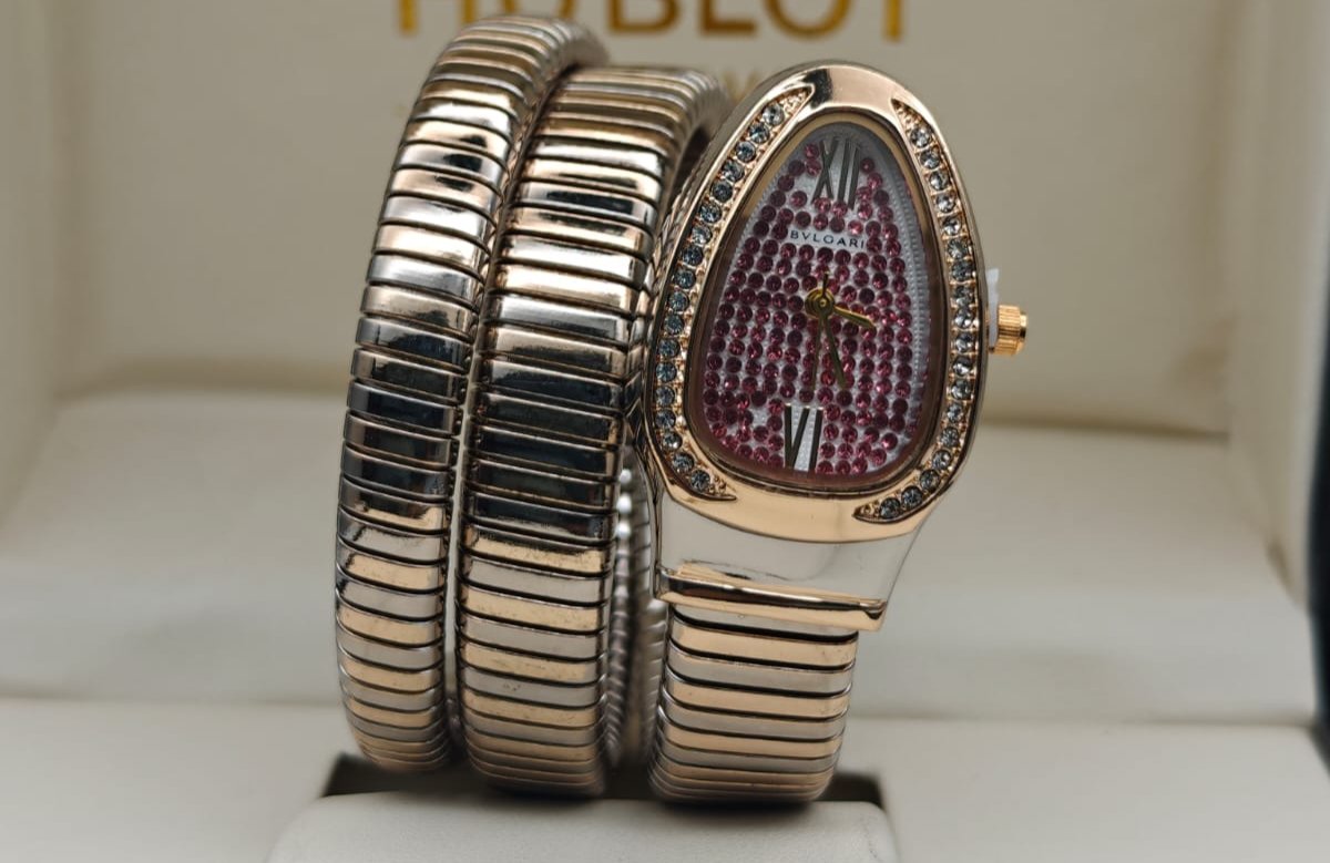 Luxurious Designer Women Watch - 𝐌𝐄𝐆𝐀 𝐒𝐀𝐋𝐄 ( 𝐋𝐈𝐌𝐈𝐓𝐄𝐃 𝐎𝐅𝐅𝐄𝐑)