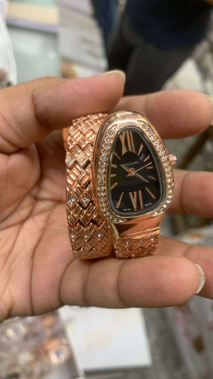 Luxurious Designer Women Watch - 𝐌𝐄𝐆𝐀 𝐒𝐀𝐋𝐄 ( 𝐋𝐈𝐌𝐈𝐓𝐄𝐃 𝐎𝐅𝐅𝐄𝐑)