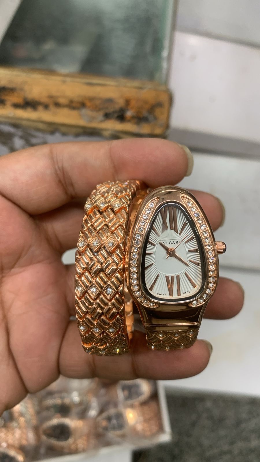 Luxurious Designer Women Watch - 𝐌𝐄𝐆𝐀 𝐒𝐀𝐋𝐄 ( 𝐋𝐈𝐌𝐈𝐓𝐄𝐃 𝐎𝐅𝐅𝐄𝐑)